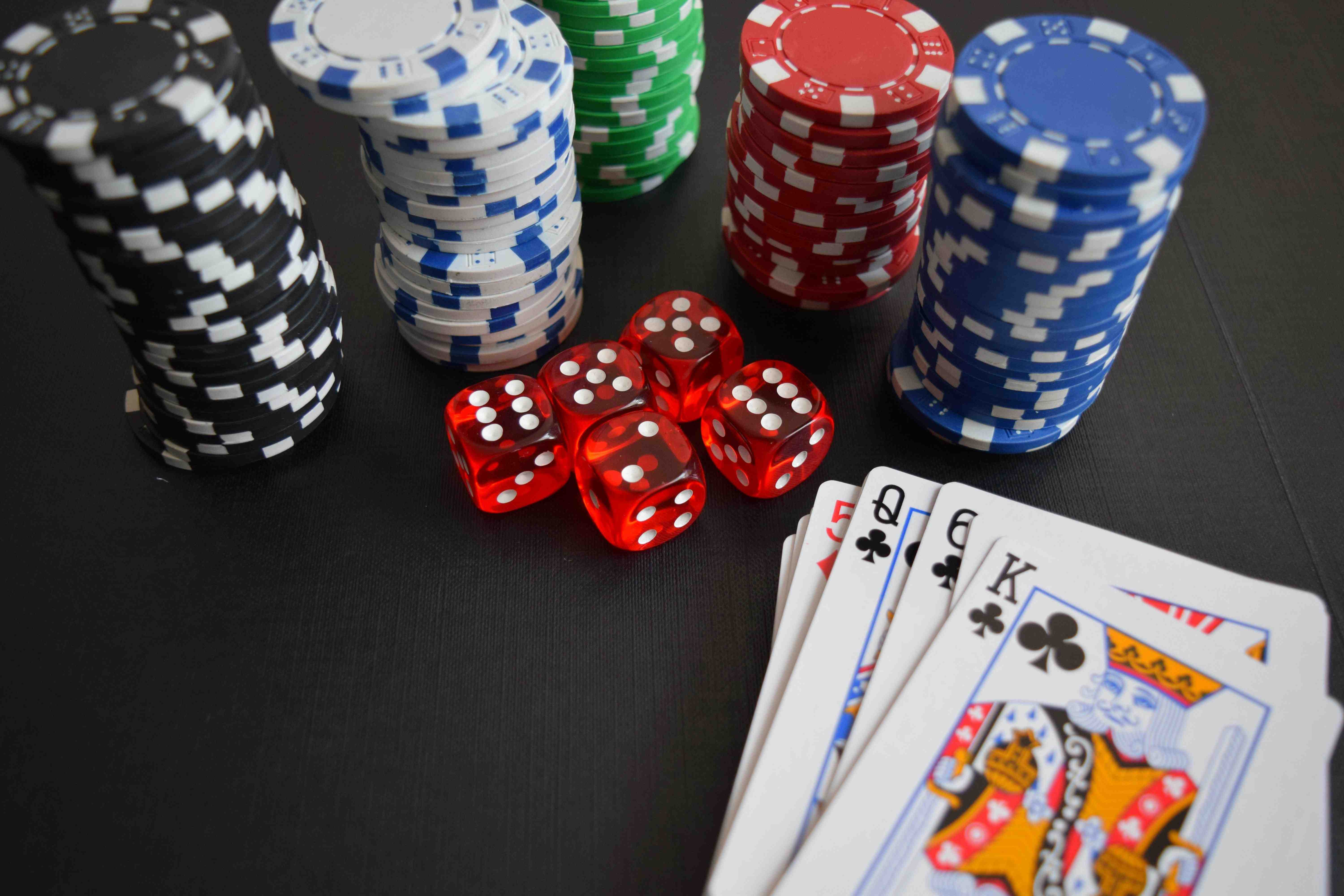 Bangladesh mobile users exploring sports and casino-style pages on 7u777 app